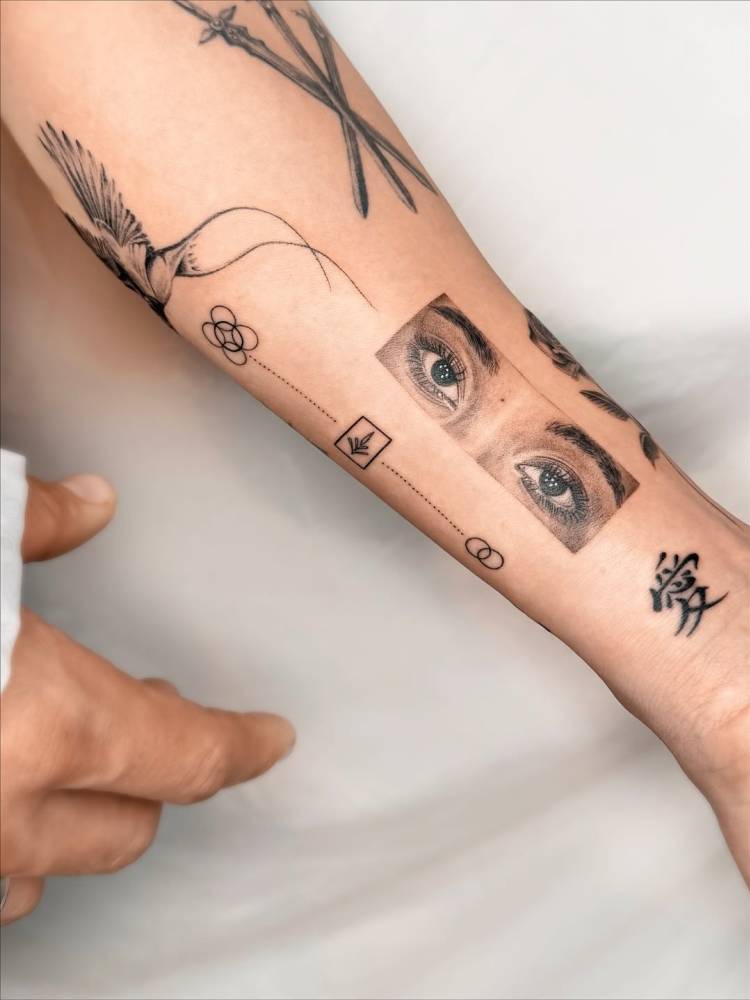 Eyes tattoo in micro-realism located on the wrist.