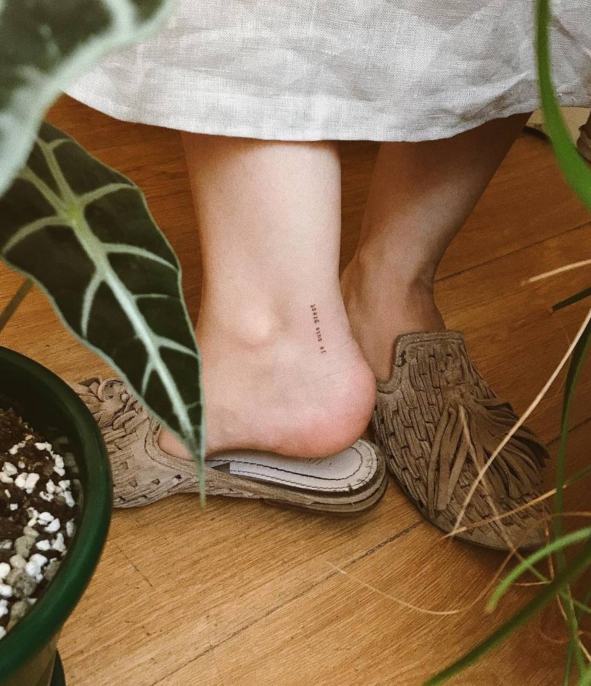 Tattoo that says "je suis prest" located on the ankle.