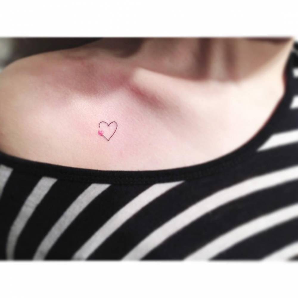 Heart flower tattoo located on the collarbone.