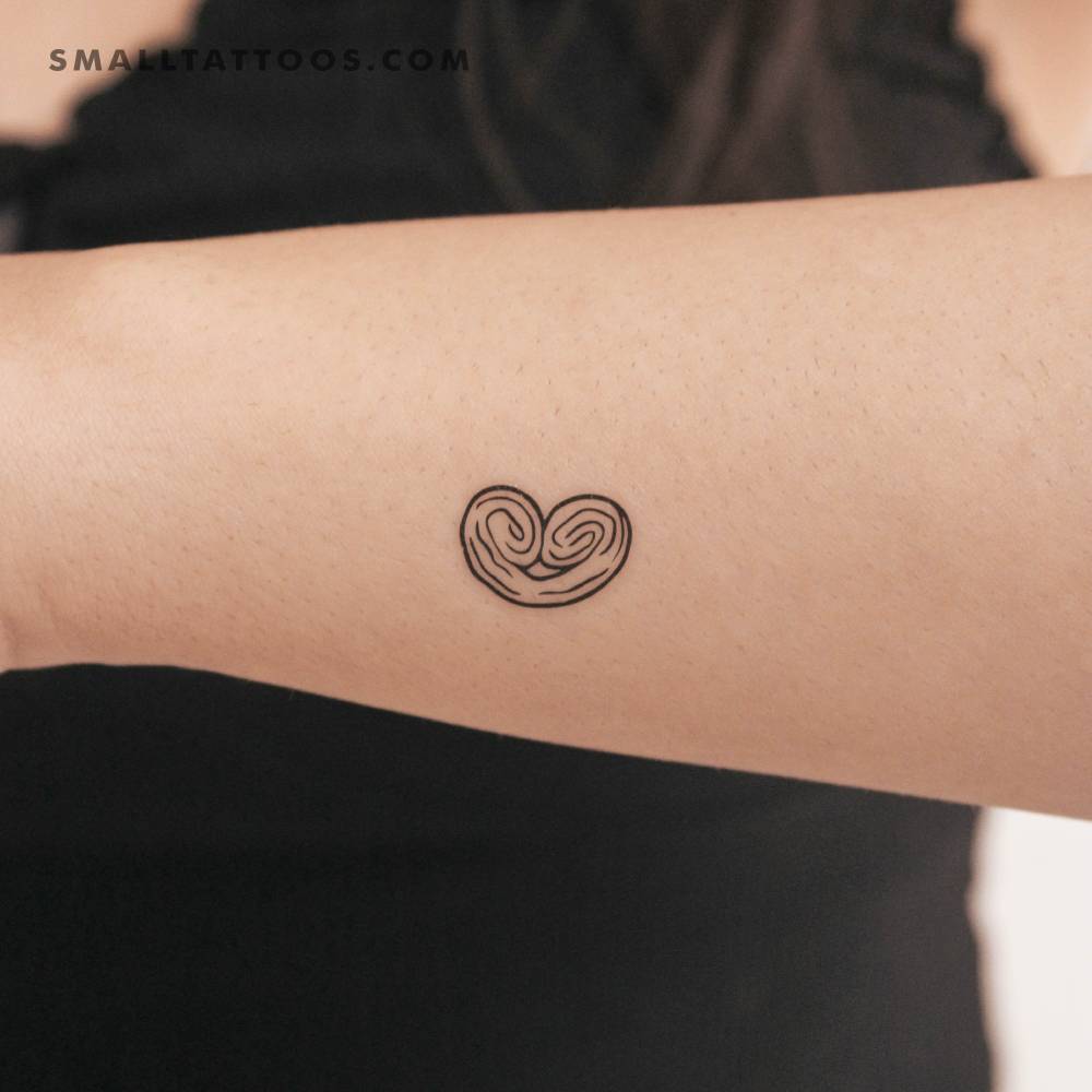 Palmier temporary tattoo located on the wrist.