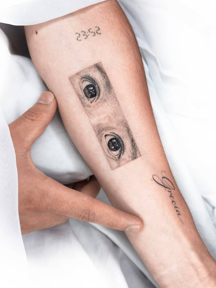 Eyes tattoo in micro-realism located on the inner forearm.