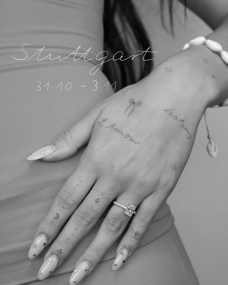 Minimalistic ornaments tattooed on the fingers.