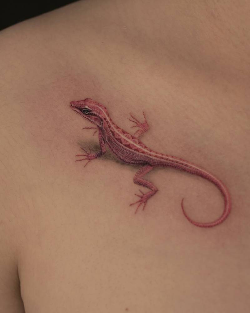 Gecko tattoo in micro-realism located on the collarbone.