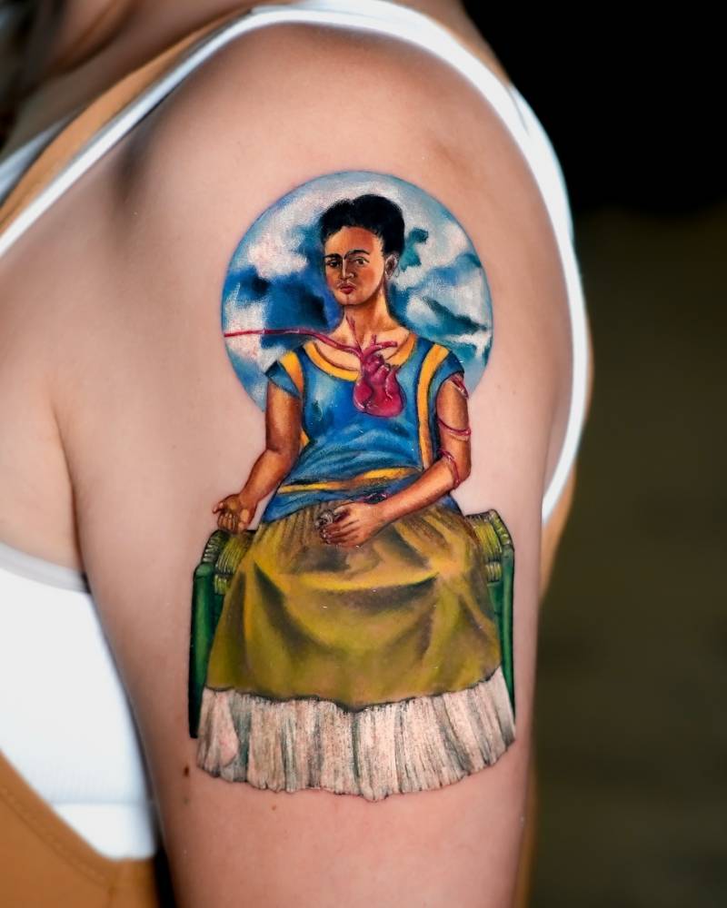 Frida Kahlo tattoo in micro-realism located on the upper arm.