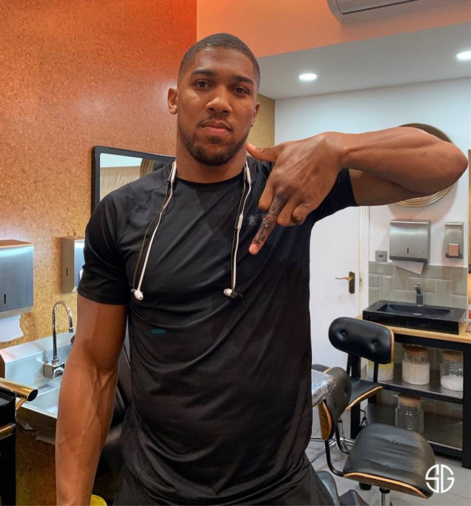 Lion portrait tattooed on Anthony Joshua's finger.
