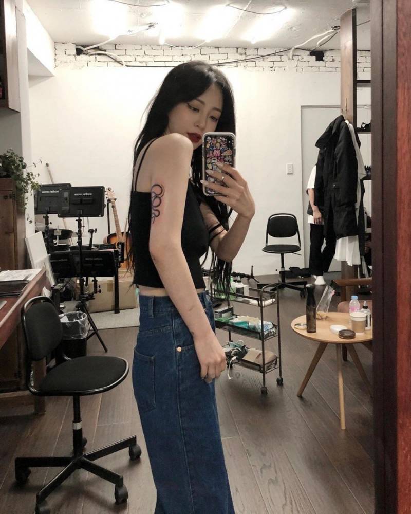 Snake tattoo located on Han Ye_seul's tricep