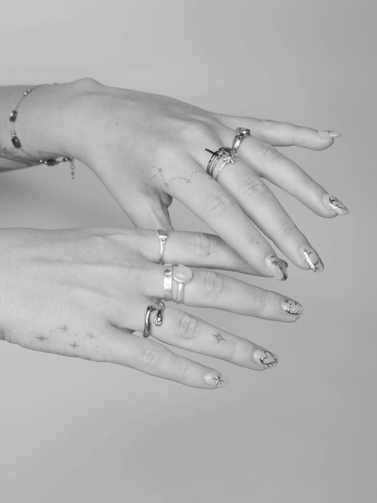 Sparkling stars tattoo located on the hand and fingers.