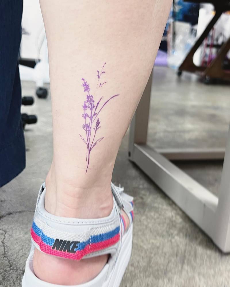 Lavender flowers tattooed on the Achilles, watercolor style.