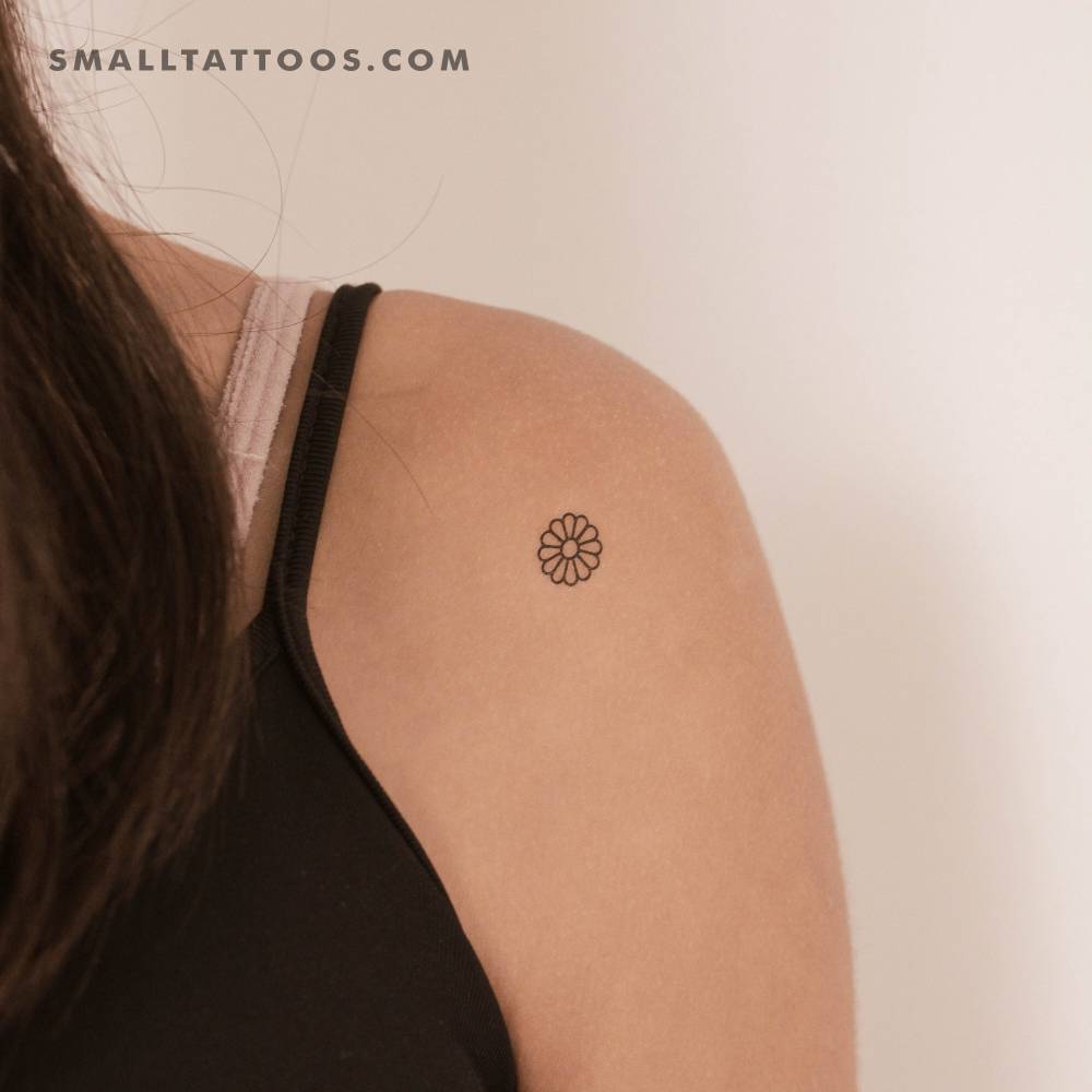 Minimalist daisy flower temporary tattoo located on the shoulder.