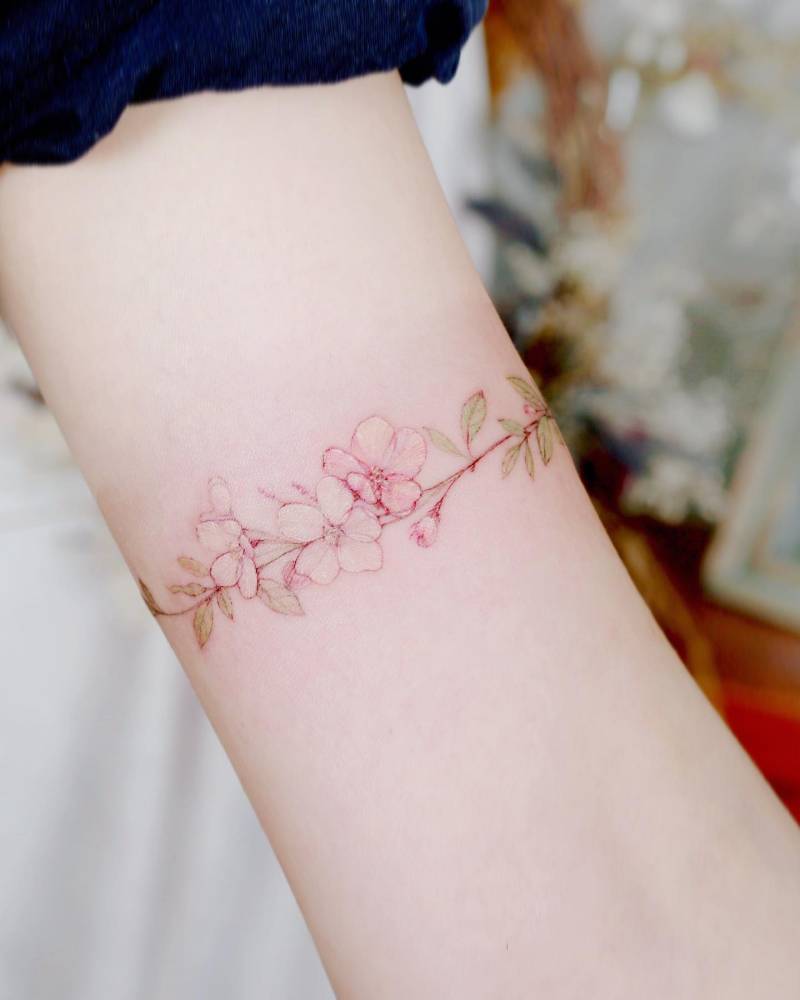 Flower bracelet tattoo in watercolor style.