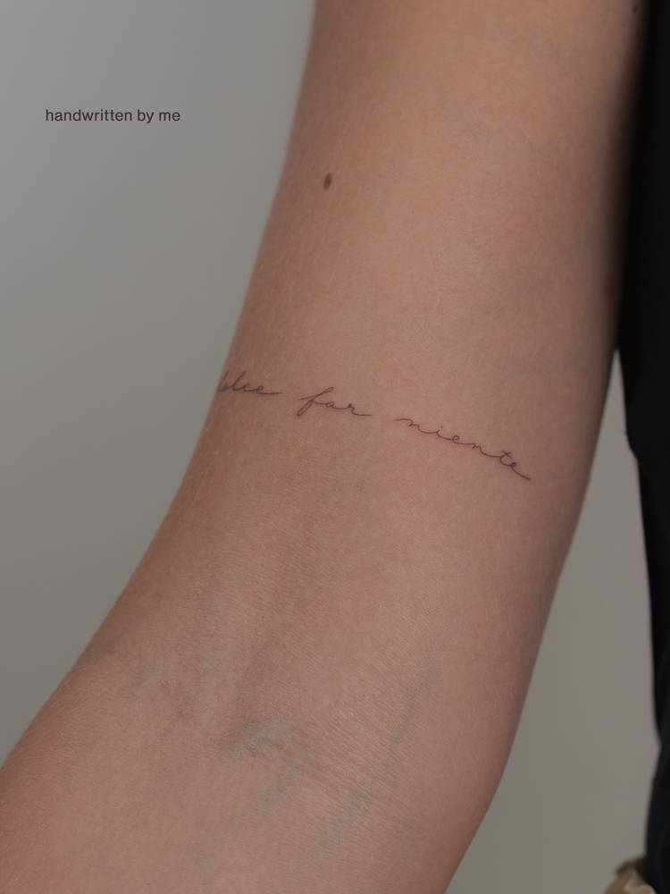 "Dolce far niente" lettering tattoo in handwritten font.